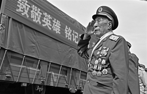 这是志愿军老战士在沈阳抗美援朝烈士陵园门口迎接运送志愿军烈士遗骸的车队。